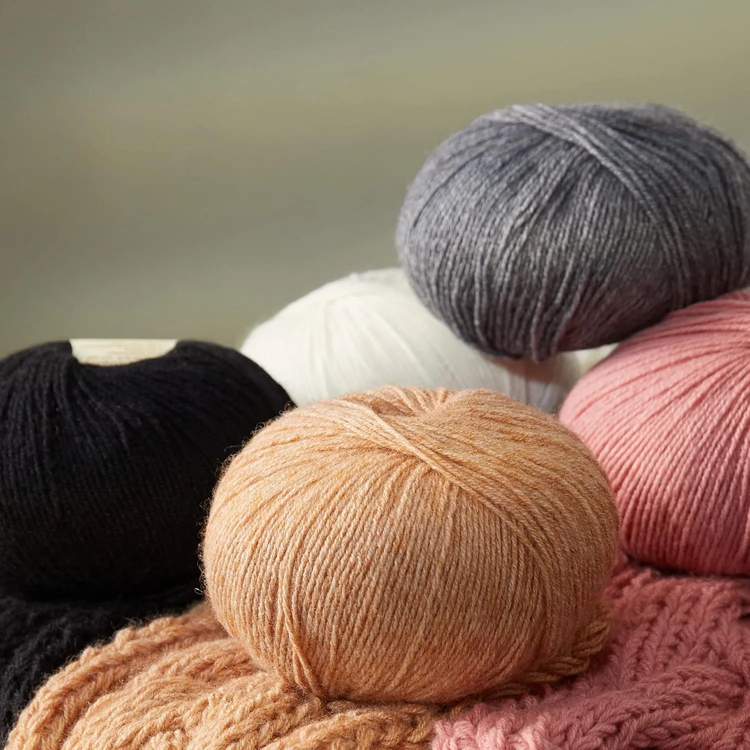 100% Inner Mongolian Cashmere Yarn, 6-Ply Luxurious and Soft Yarn for Hand Knitting & Crocheting (Light Purple,1 Ball)