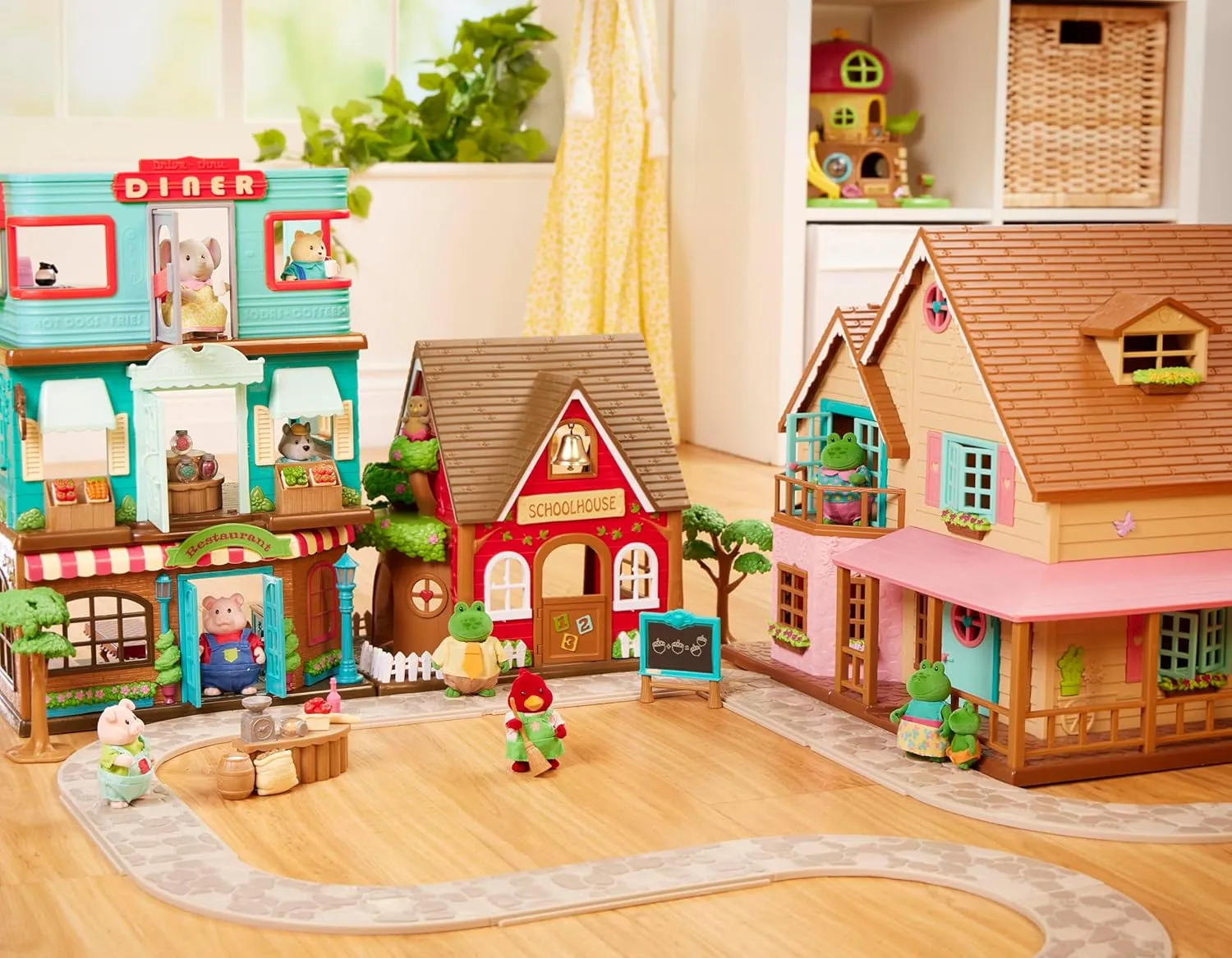 Li’l Woodzeez – Woodland Schoolhouse – Dollhouse Playset – 1 Doll Figure, Miniature Furnitures & Accessories Included - Pretend Play for Kids Age 3 