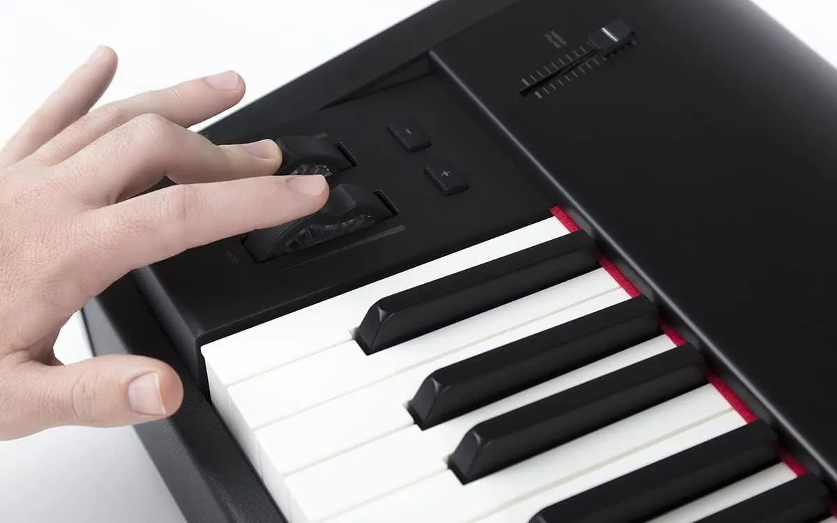 M-Audio Hammer 88 - USB MIDI Keyboard Controller with 88 Hammer Action Piano Style Keys Including A Studio Grade Recording Software Suite